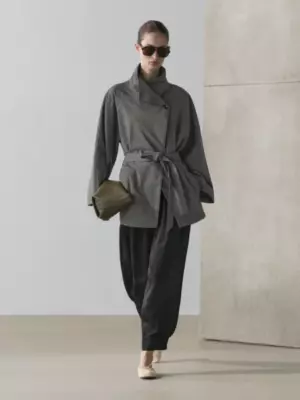 Kurzer Trenchcoat aus Baumwollmischgewebe mit Gürtel MITTELBLAU